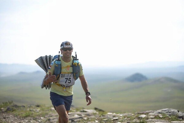Roger Ruijters tijdens de Gobi Marsch in Mongolië (foto: Gobi Marsch)