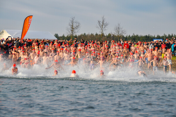 Unox Nieuwjaarsduik in de Kuilen in Langenboom