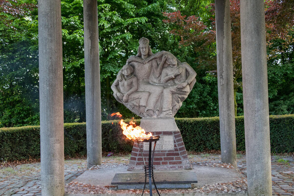 Overloon herdenkt slachtoffers Tweede Wereldoorlog met stille tocht en kranslegging