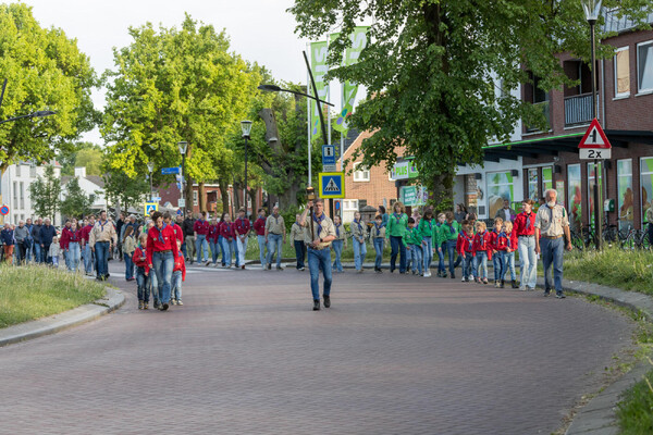 Overloon herdenkt slachtoffers Tweede Wereldoorlog met stille tocht en kranslegging