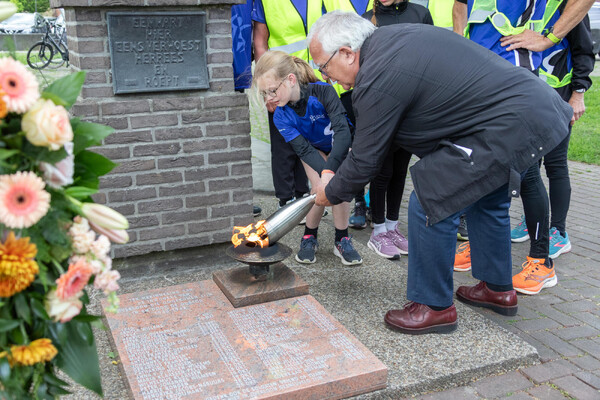 Bevrijdingsvuur na nachtelijke estafette aangekomen in Overloon