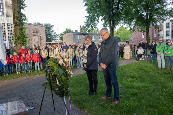 Overloon herdenkt slachtoffers Tweede Wereldoorlog met stille tocht en kranslegging