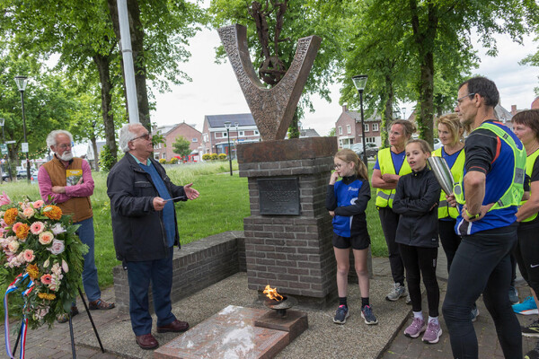 Bevrijdingsvuur na nachtelijke estafette aangekomen in Overloon
