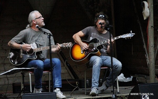 Rock- en bluesduo Two Stools speelt op 1e Pinksterdag in Mill