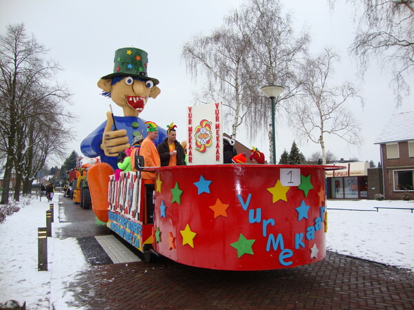 Deelnemers aan carnavalsoptocht starten weer op