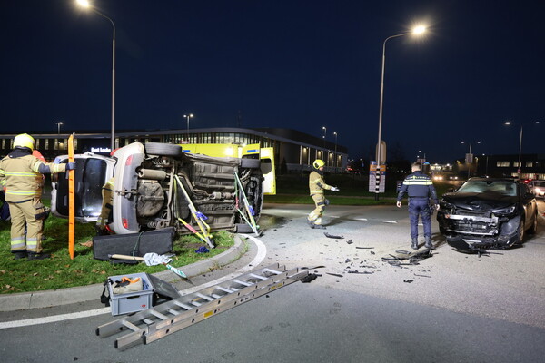 Auto belandt op zijkant na aanrijding in Haps