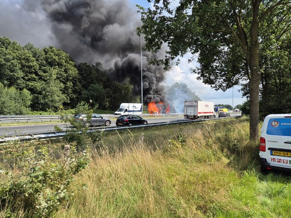 Bakwagen in brand op A73