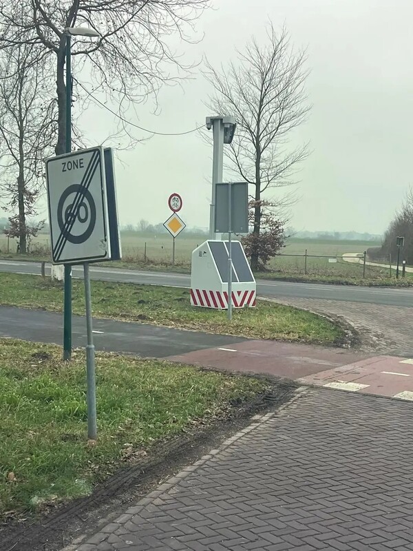 Eerste mobiele flitspalen in Land van Cuijk geplaatst