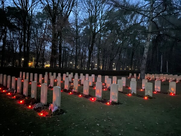 Lichtjes op Oorlogsgraven 2023