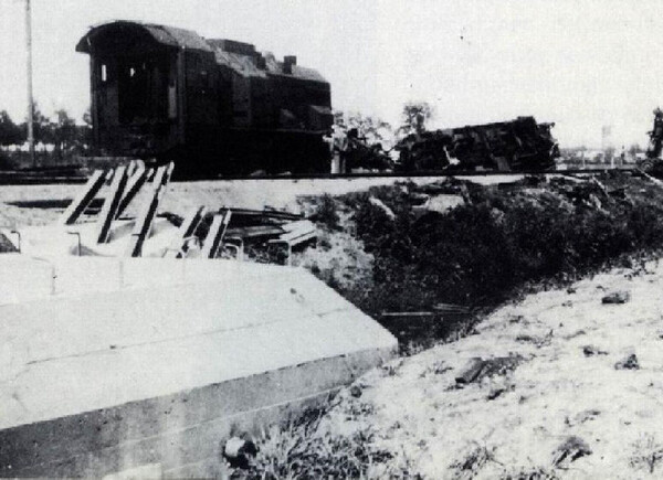 Nogmaals de trein, op de voorgrond kazemat 533 (archieffoto: Stichting Sporen van de Oorlog)