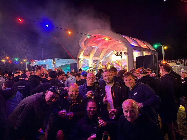 John Nabuurs en zijn team feesten in Kroatië (foto: John Nabuurs)