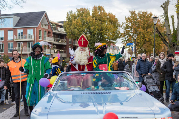 Feestelijke intocht van Sinterklaas maakt veel kinderen blij in Overloon