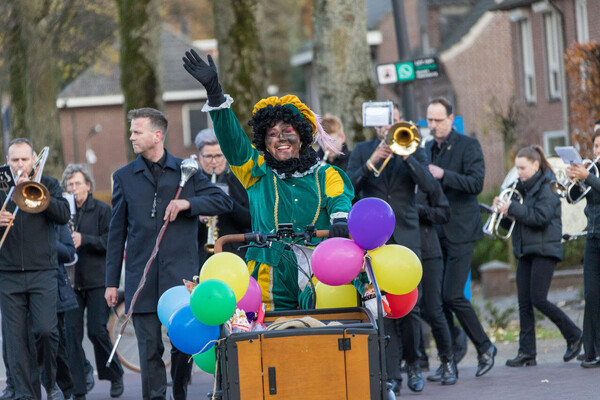 Feestelijke intocht van Sinterklaas maakt veel kinderen blij in Overloon