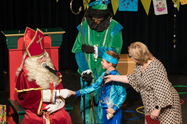 Feestelijke intocht van Sinterklaas maakt veel kinderen blij in Overloon