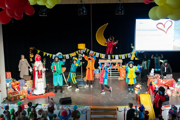 Feestelijke intocht van Sinterklaas maakt veel kinderen blij in Overloon