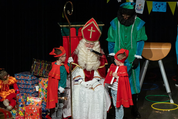 Feestelijke intocht van Sinterklaas maakt veel kinderen blij in Overloon