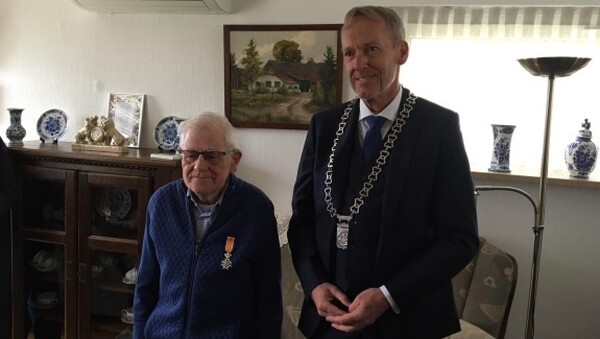 Harrie Willems nadat hij in 2019 van burgemeester Lex Roolvink ontving – foto: VVGassel