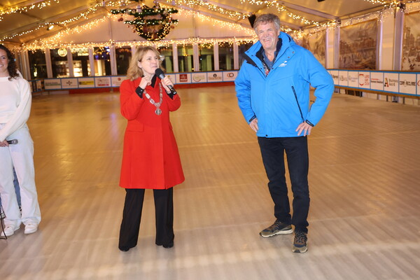 Feestelijke opening ijsbaan in Boxmeer door burgemeester Marieke Moorman