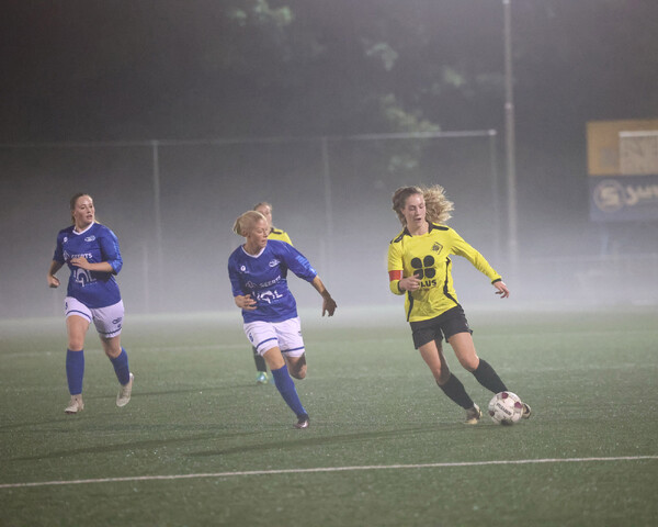 Annebel Brandts (SSS'18) in duel met Susan Relou (Juliana Mill), links Ivora Gerrits en op de achtergrond Loes Kuenen. (foto: Bas Delhij)