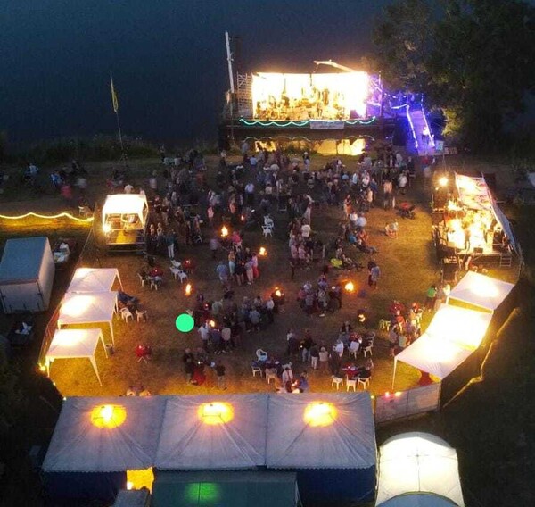 Vocal Group Fusion treedt op tijdens Muziek op de Maas in Vierlingsbeek
