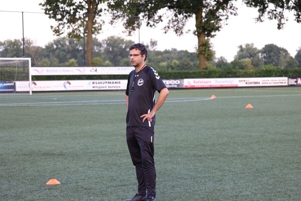 Trainer Ruud Jenneskens (foto: ilovevierlingsbeekgroeningen.nl)
