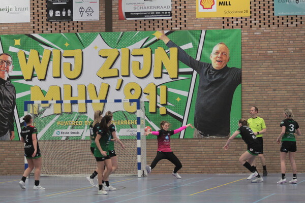 Zwaarbevochten handbal overwinning in kolkende Looierij