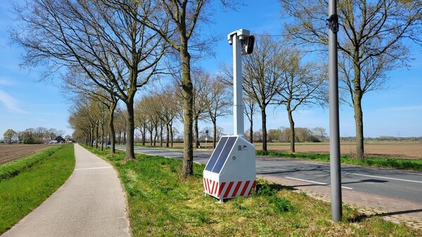 De mobiele flitspaal langs de N602 Sint Anthonisweg tussen Wanroij en Sint Anthonis (foto: David van Haren)