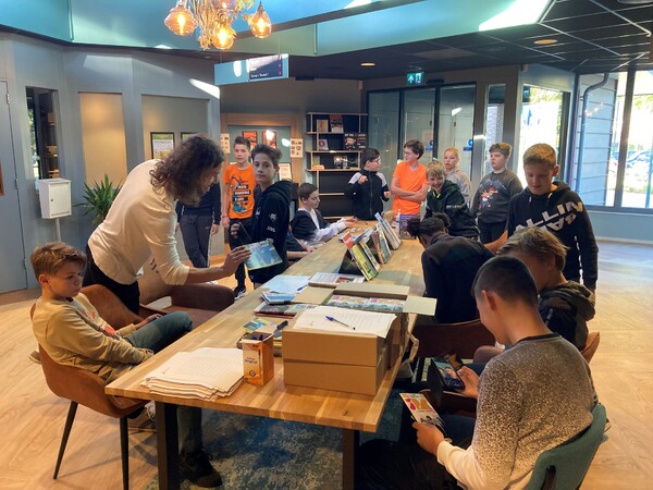 Brugklassers Metameer bezoeken bibliotheek
