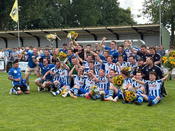 De Zwaluw viert feest na 3-0 promotiewinst op Hellas (foto: De Zwaluw)