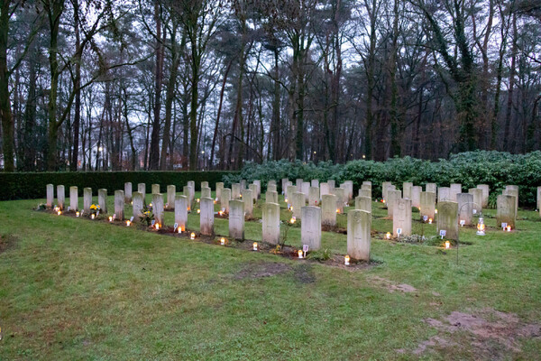Lichtjes op Oorlogsgraven: Een Jaarlijkse Traditie vol Eerbetoon