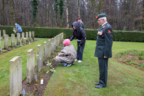 Lichtjes op Oorlogsgraven: Een Jaarlijkse Traditie vol Eerbetoon