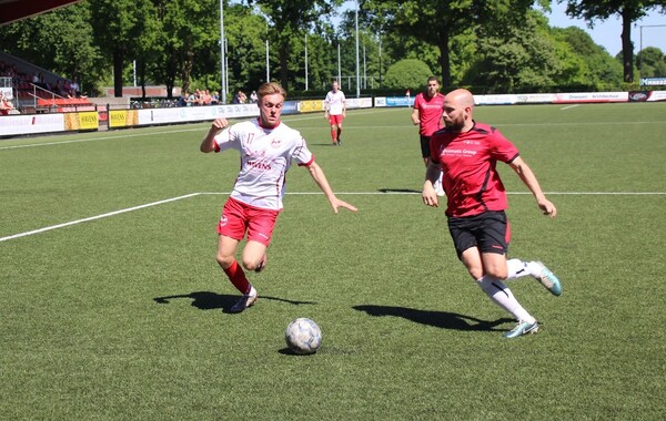 Sven Jenniskens (links) voor Volharding in duel met Niek van den Putte van EFC (foto: Toon Gerrits)