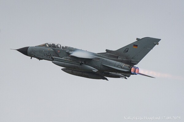 Een Duitse Tornado stijgt op vanaf vliegbasis Volkel (foto: Gijs Hoogland)