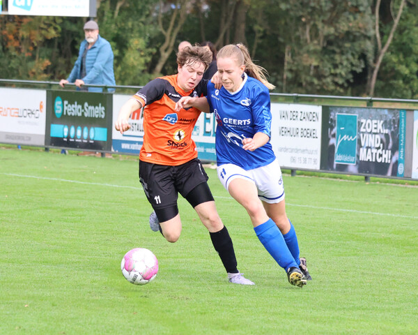 Isa Schaap (11) voor Juliana Mill in duel met Sterre Giebels (11) van Vitesse'08 (Foto: Bas Delhij)