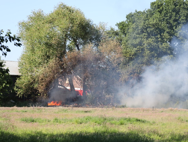 Brand bij woning in Vianen slaat over op tuin en kas
