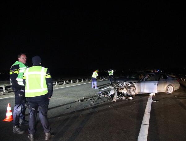 Auto botst tegen vangrail op A77