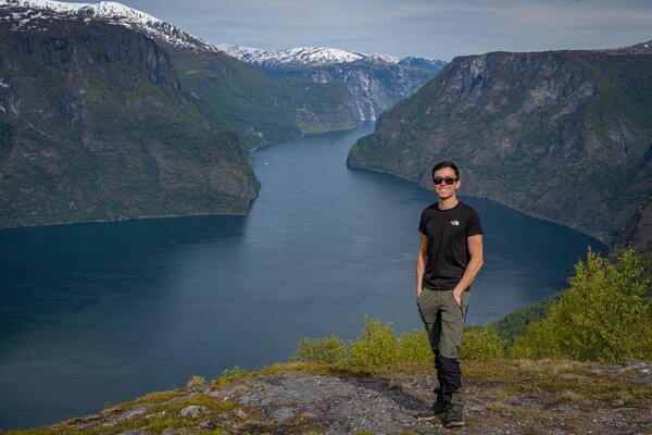 Jeffrey tijdens zijn wandeltocht in de bergen rond Flåm. (foto: Jeffrey van Lier)