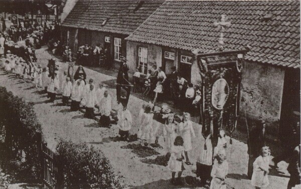 De processie van de Vaart trekt over de Velgert met relikwie van het Heilige Bloed. (foto: BHIC)