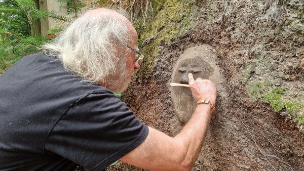 Hein aan het werk met de zwarte grond (foto: Tom Berkers)