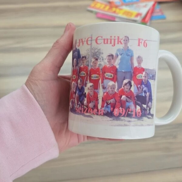 De F6 van JVC Cuijk met Niek Schiks is vereeuwigd op een mok van zijn oud-jeugdtrainer (foto: Mathijs van den Berg)