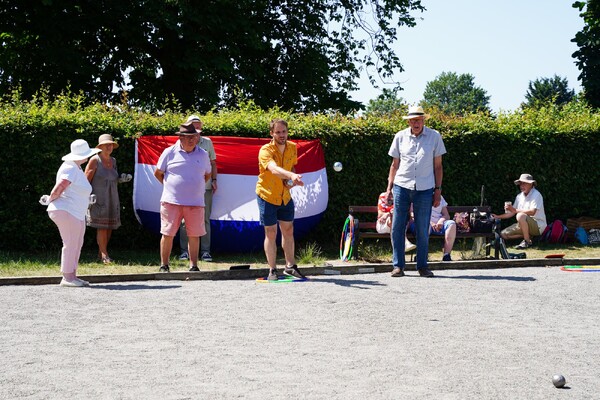 Julian Hofmans gooit de bal tijdens een potje petanque in Maldon (foto: Twinning Cuijk-Maldon)