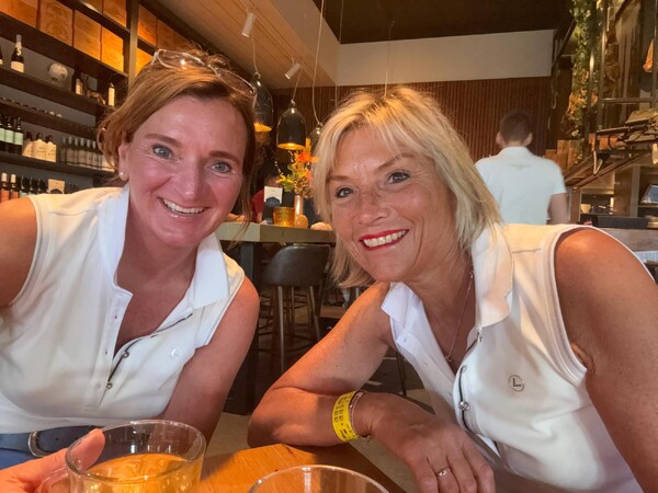 Caroline Veekens-Jansen en Astrid Cornelissen zijn in Elst even de horeca ingedoken (foto: Caroline Veekens-Jansen)