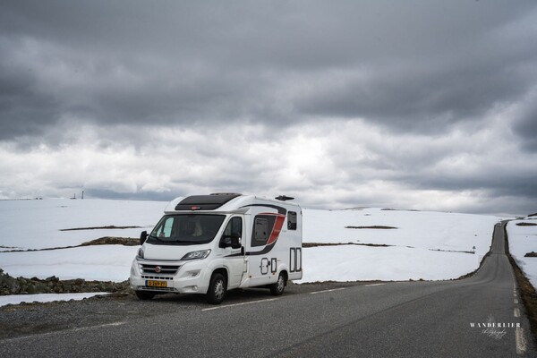 De camper van Jeffrey bij 28 graden in de Noorse sneeuw (foto: Jeffrey van Lier)