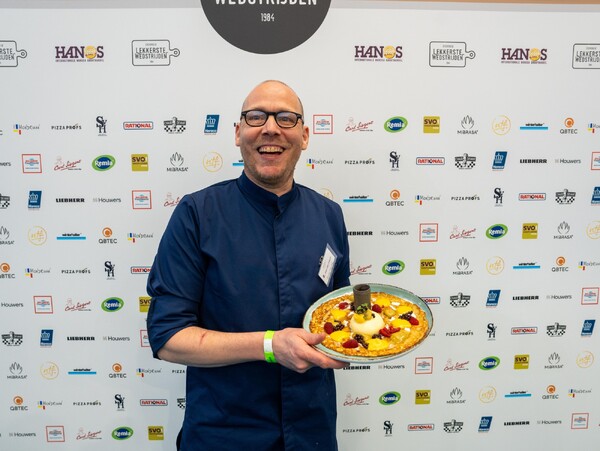 Bas van Zoggel uit Velp wint Nederlands kampioenschap pannenkoeken bakken