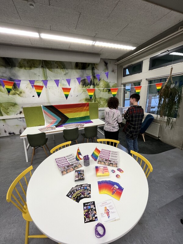 Metameer kleurt paars op Paarse Vrijdag