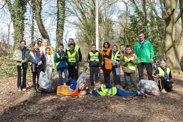 Scouts ruimen zwerfvuil op in Overloon