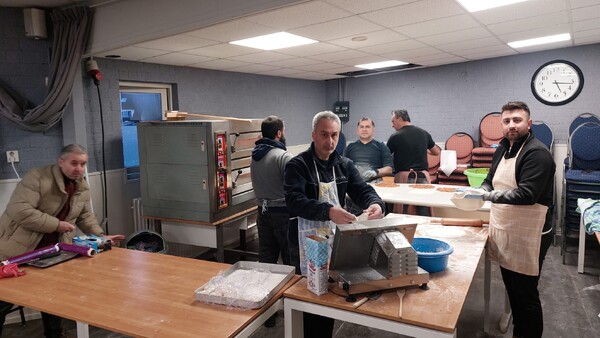 Pizza's bakken voor de slachtoffers van de aardbeving in Turkije