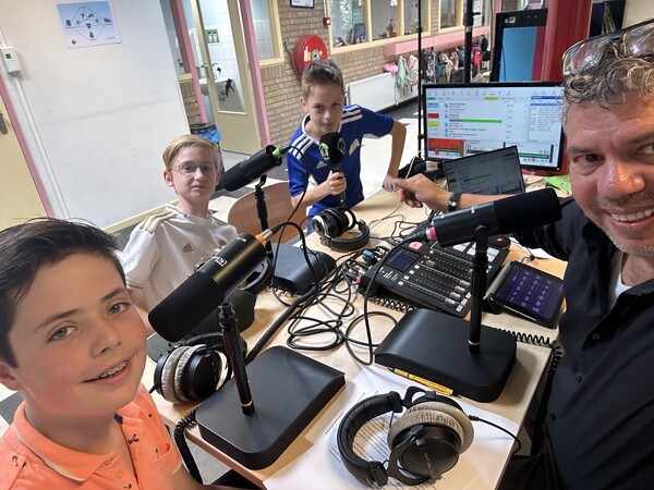 Kinderen uit Beers en Vianen maken radio