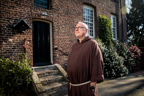 Broeder Christophorus naast het Emmausklooster.  (foto: David van Haren)