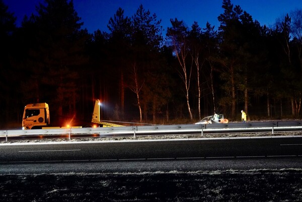 Auto raakt van weg op A73